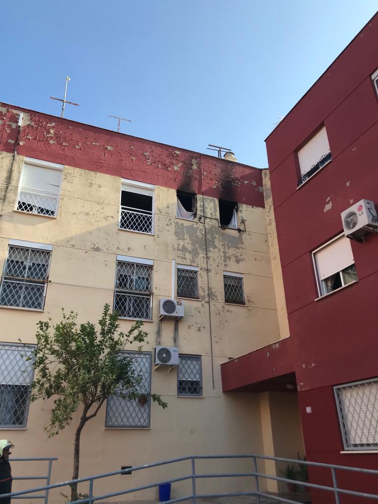 Atendidas dos personas afectadas por un incendio en la calle Movimiento Maqui