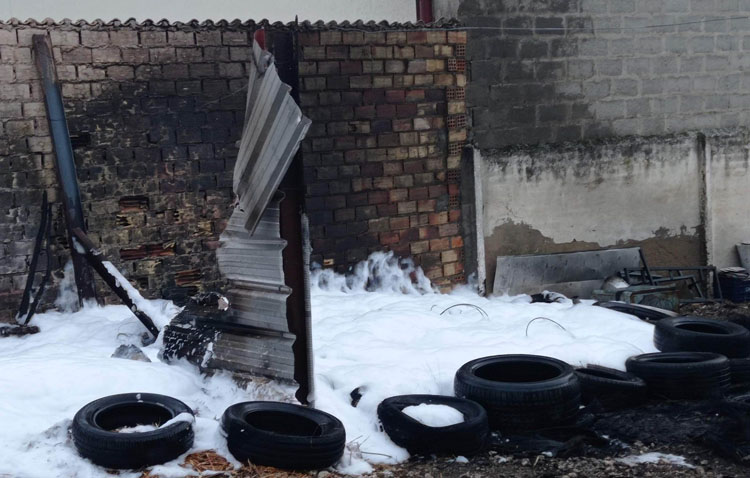 El incendio registrado en un depósito de neumáticos genera la alarma en Utrera ante la intensa columna de humo