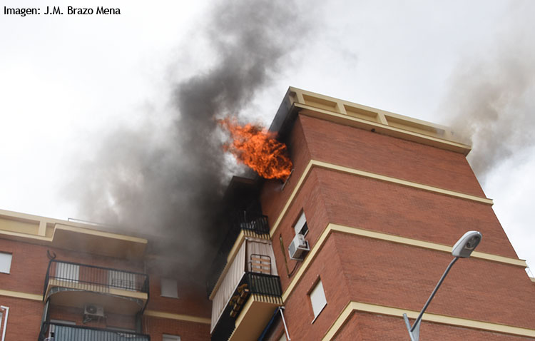Una veintena de personas pasan la noche en hoteles tras el incendio en un piso de Los Militares (VÍDEOS Y FOTOS)