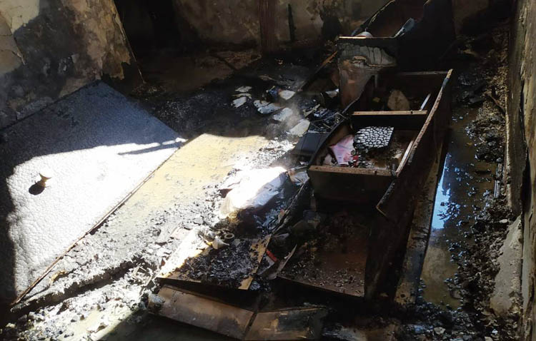 El incendio de una estufa arrasa una vivienda en la barriada La Paz y obliga a desalojar al resto del bloque