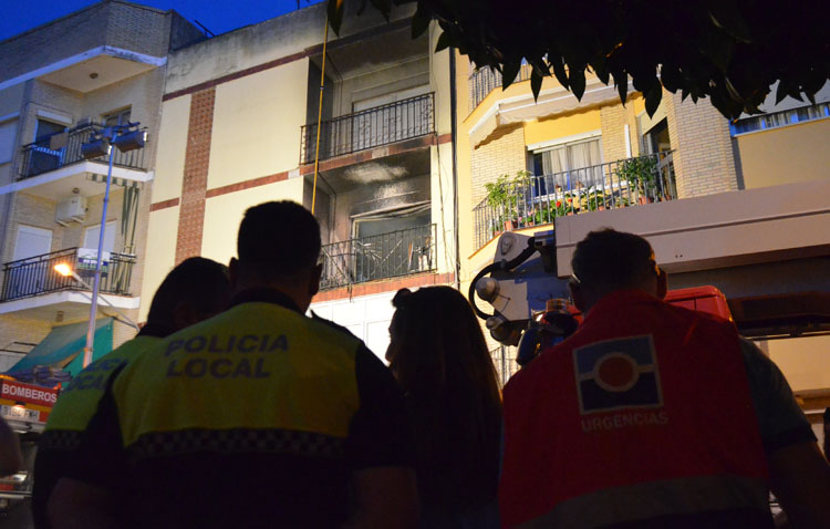 Un espectacular incendio calcina por completo un piso de la calle Castilla (IMÁGENES Y VÍDEO)