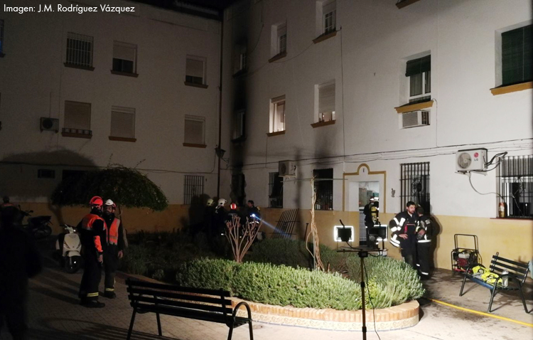 Un incendio en La Corredera obliga a desalojar 80 personas y a derivar nueve personas al hospital por inhalación de humo