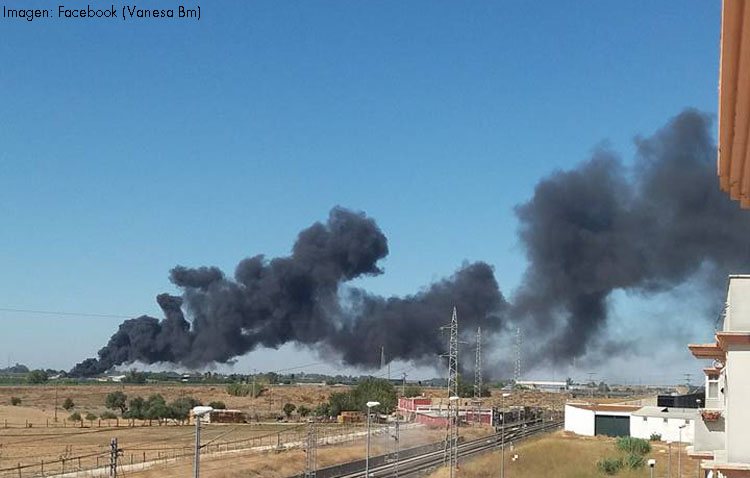 Un incendio de pastos y neumáticos provoca una gran columna de humo (IMÁGENES)