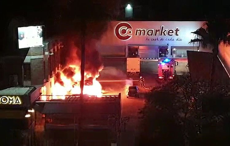 Un espectacular incendio arrasa con siete vehículos estacionados en la calle en Utrera