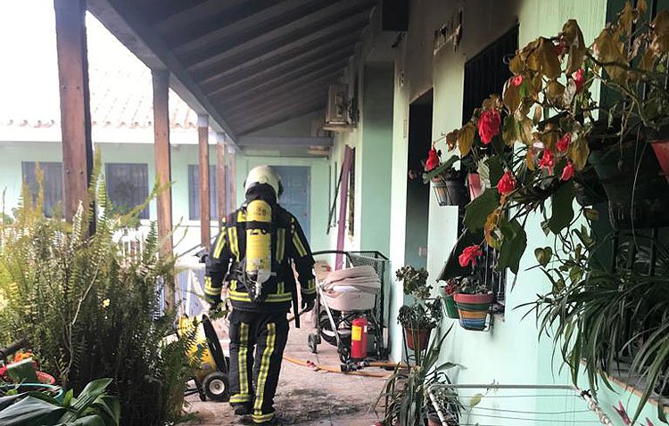 Rescatan a cuatro personas atrapadas en un incendio registrado en una vivienda del antiguo cuartel de caballería de Utrera