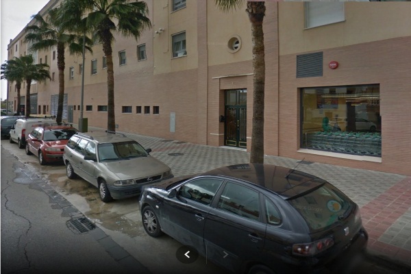 Desalojan un edificio por un incendio en una vivienda en Utrera