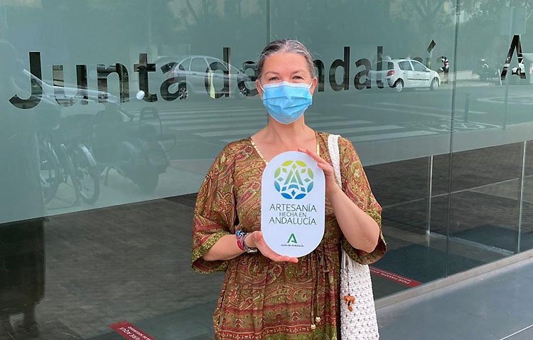 La bordadora utrerana Inmaculada García-Rayo recibe el distintivo ‘Artesanía hecha en Andalucía’