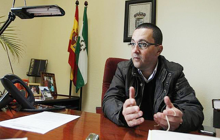 El comité de empresa del Ayuntamiento de El Coronil culpa al ex alcalde Jerónimo Guerrero (PSOE) de las nóminas atrasadas
