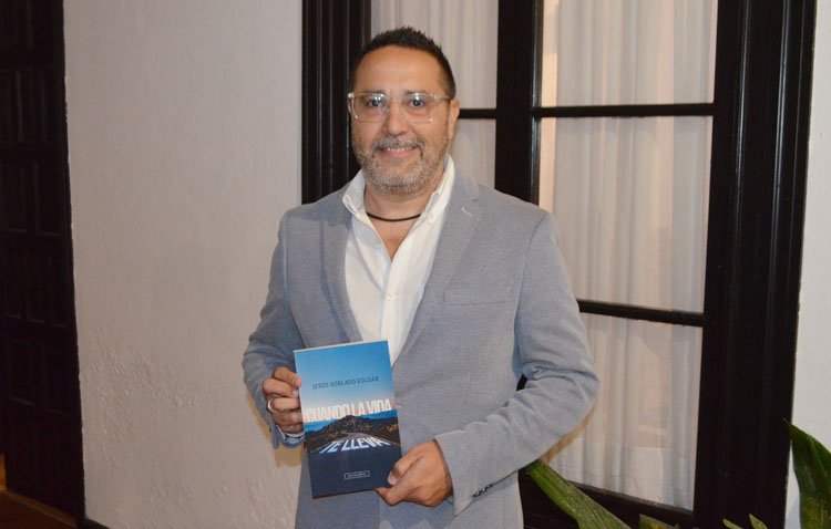 Una «mirada al interior» para «luchar por ser feliz», eje del nuevo libro del utrerano Jesús Doblado