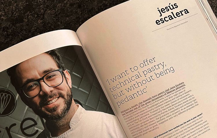 El chef utrerano Jesús Escalera, protagonista de una de las publicaciones de pastelería más importantes del mundo