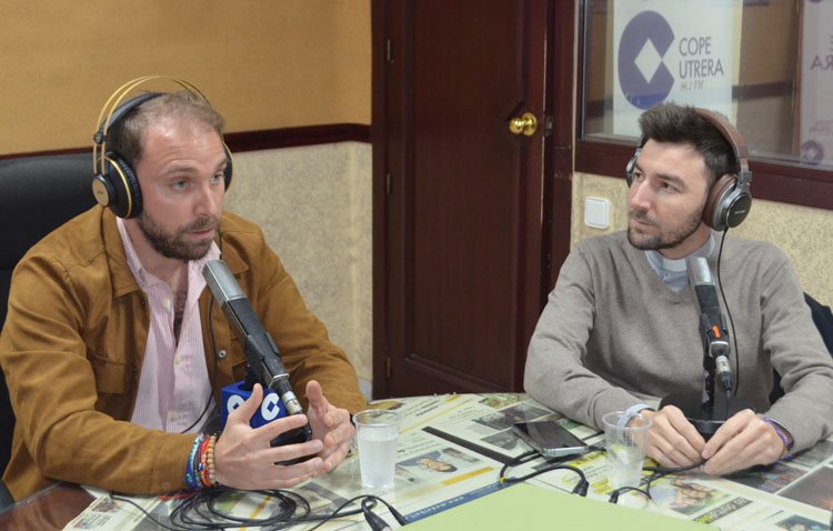 El pregonero y su presentador, el paso de la Trinidad por el Arco de la Villa y el azulejo del Cristo de Santiago, en ‘Semana Santa en la Campiña’ [PODCAST, EN EL INTERIOR]