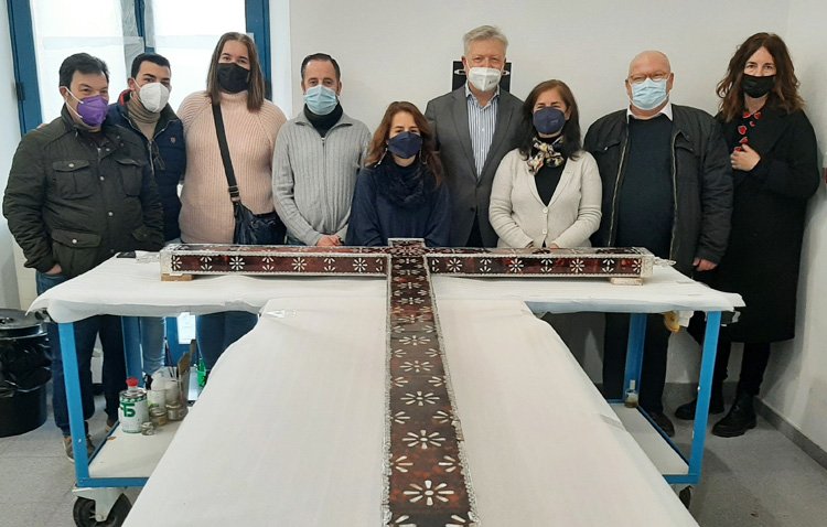 La restauración de la cruz de carey, plata y nácar de Jesús Nazareno afronta su recta final