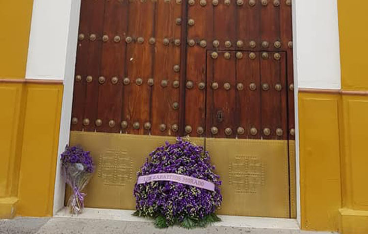 Las flores también llegan a la capilla de San Bartolomé para rendir pleitesía a Jesús Nazareno