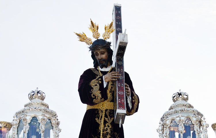 La hermandad de Jesús Nazareno proyecta la restauración de la antigua túnica bordada del Señor