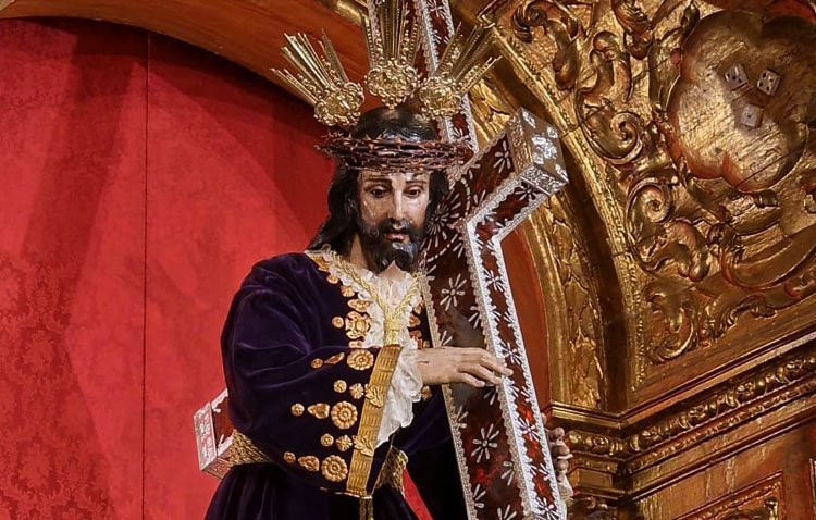 Jesús Nazareno estrena una original túnica con aplicaciones de cerámica [GALERÍA]