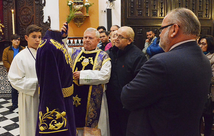 Una nueva túnica bordada en oro para Jesús Nazareno