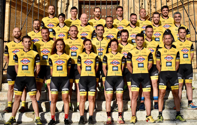 El equipo ciclista «Jip Carbono Team» presenta su nueva indumentaria