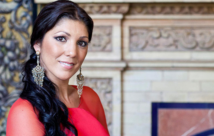 Final del concurso de copla en la plaza del Altozano, con Joana Jiménez como madrina