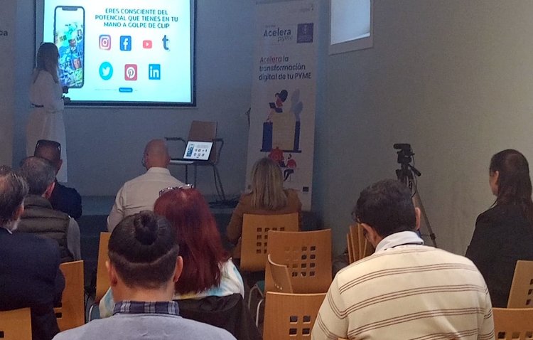Gran éxito en la jornada formativa sobre redes sociales y WhatsApp Business para los comerciantes y emprendedores de Utrera
