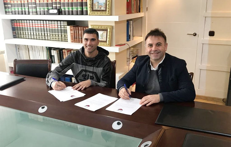 El futbolista utrerano José Antonio Reyes regresa a la liga española como jugador del Extremadura