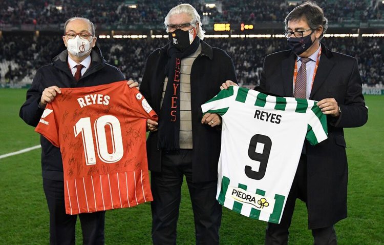 Sentido homenaje al futbolista utrerano José Antonio Reyes en una noche cargada de emociones