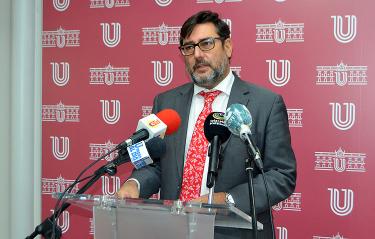 El alcalde de Utrera reclama «máxima alerta y disciplina social» porque los centros de salud «están volviendo a colapsarse»