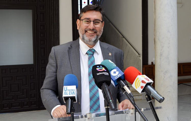 El Ayuntamiento de Utrera asumirá la gestión de servicios como la basura y la limpieza para «mejorar su calidad»