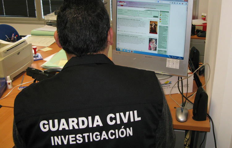 Dos detenidos por hacerse pasar por una mujer en un chat sexual y dar su número de teléfono a otras personas