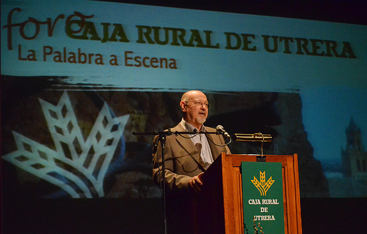 La historia del escritor Juan Eslava Galán, al descubierto en el ciclo de conferencias de Caja Rural de Utrera (VÍDEO)