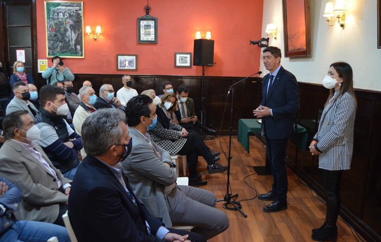 El vicepresidente de la Junta de Andalucía tiende la mano a los empresarios de Utrera para generar «empleo y riqueza»