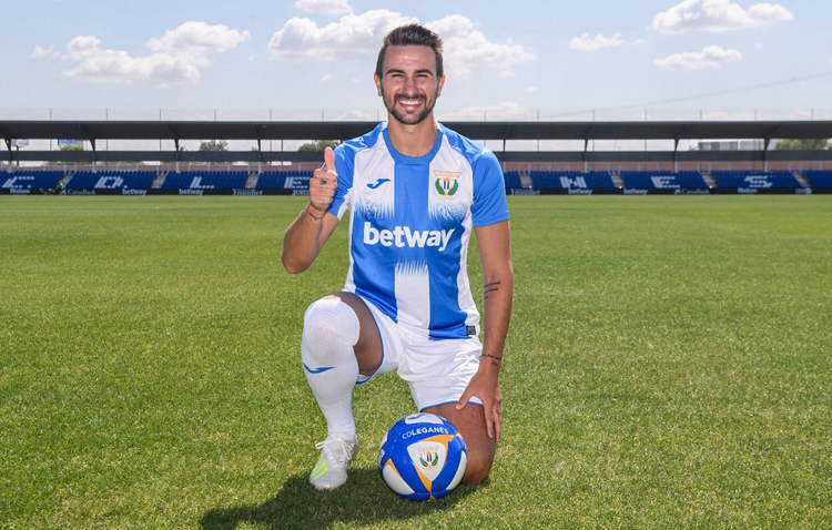 El futbolista utrerano Juan Muñoz, presentado como jugador del Leganés