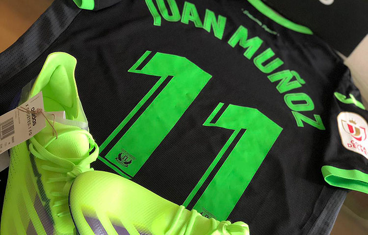 El bonito gesto del futbolista utrerano Juan Muñoz en un partido frente a su paisano Josemi Santos