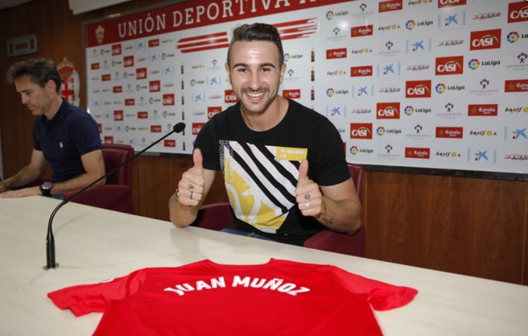 El futbolista utrerano Juan Muñoz se incorpora a la UD Almería en calidad de cedido por el Sevilla FC