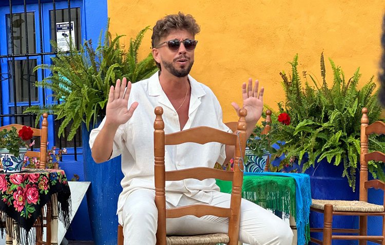 El artista utrerano Juanlu Montoya pone música al verano con ‘Tus esquemas’