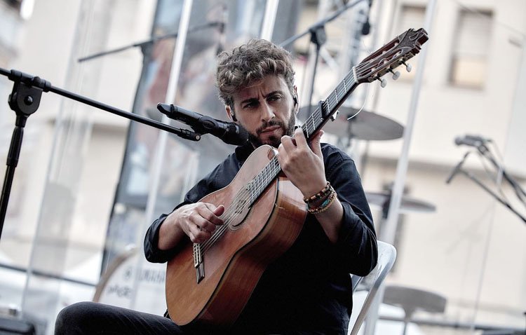 El artista utrerano Juanlu Montoya, en el encuentro internacional de guitarra ‘Paco de Lucía’