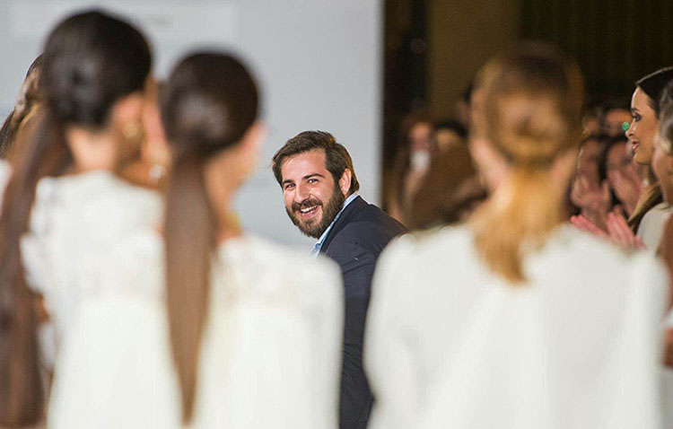 El diseñador utrerano Julián Ortiz, un referente de la moda nupcial y de fiesta