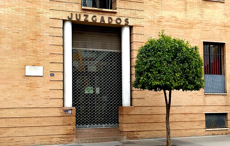 La familia del hombre que quedó tetrapléjico estudia pedir sanciones contra el juez de Utrera por el retraso en ejecutar la sentencia