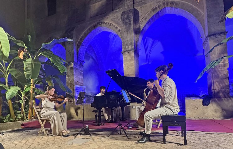 El cuarteto Kumpania inundó de música española el histórico claustro de la Virgen de Regla, en Chipiona