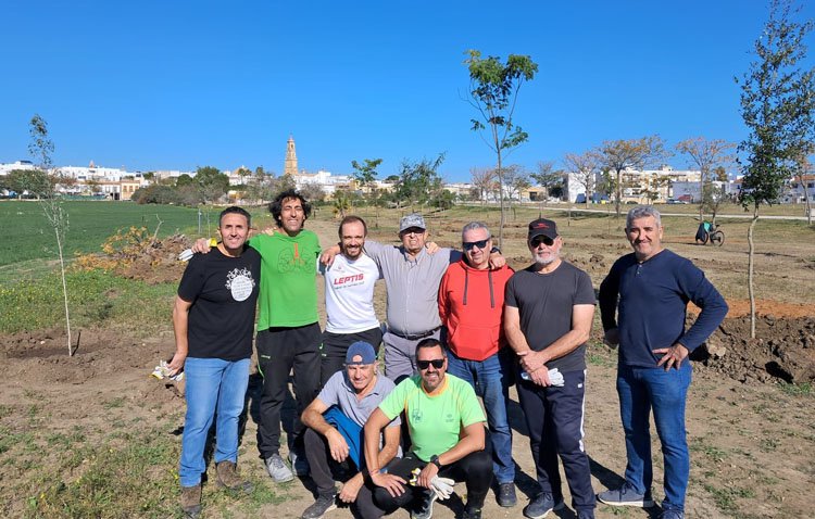 Cuatro decenas de nuevos árboles en el corredor verde de Vistalegre gracias a la asociación ‘Legiones de Leptis’