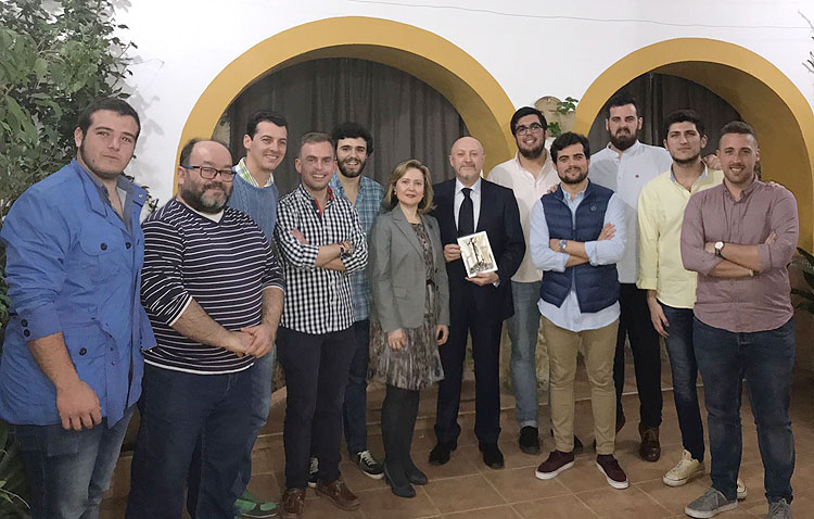 La tertulia «La Parihuela» entrega la libreta al presentador del pregonero de Semana Santa