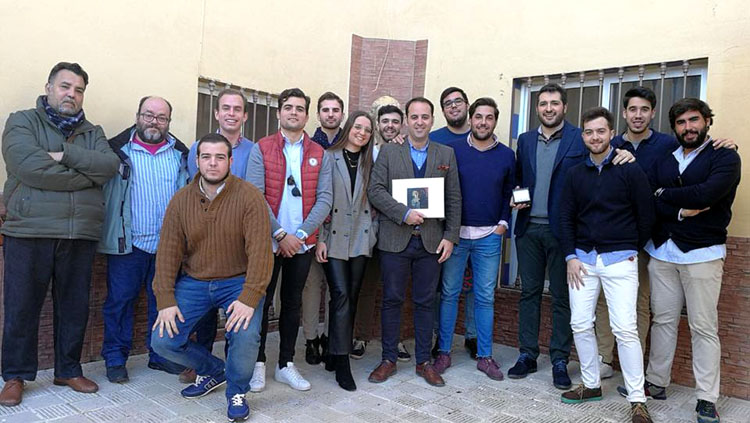 La tertulia «La parihuela» entrega la libreta al presentador del pregonero de Semana Santa