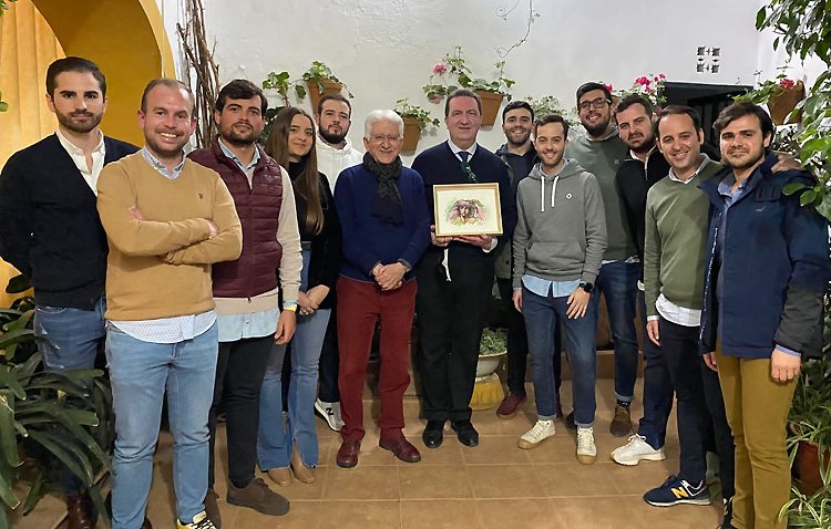 La tertulia ‘La parihuela’ retoma la tradición y entrega la libreta al presentador del pregonero de la Semana Santa de Utrera