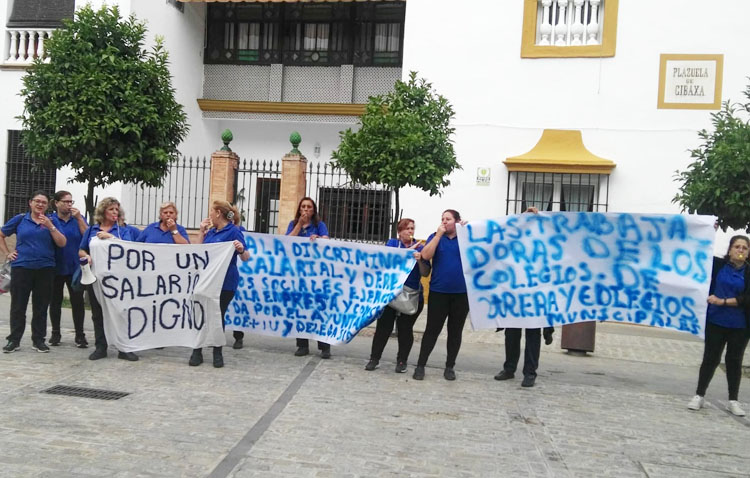 Las limpiadoras de los colegios y edificios municipales denuncian «discriminación» laboral y que Villalobos «no hace nada»