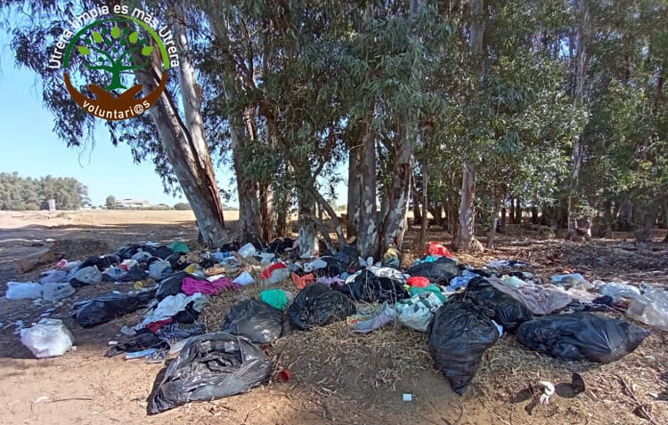 El campo de Utrera, un basurero a pesar del esfuerzo de un grupo de voluntarios por limpiarlo