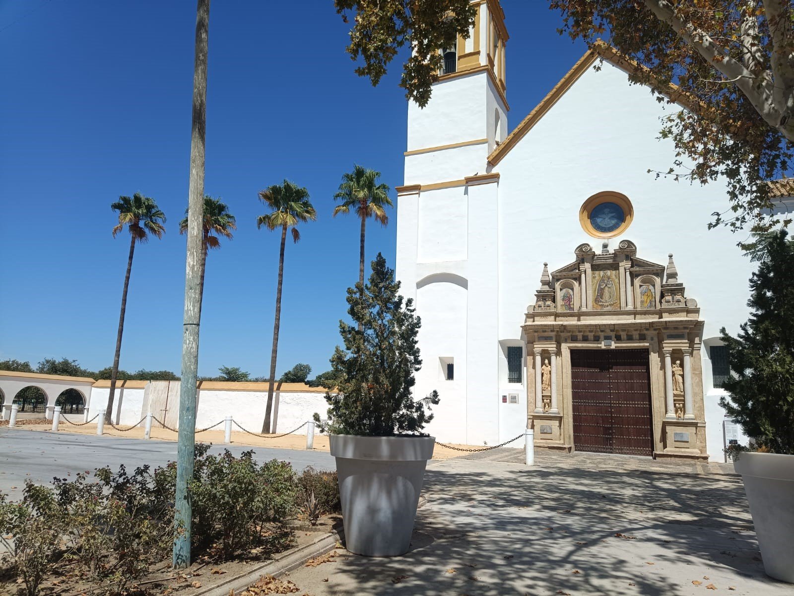 El Ayuntamiento refuerza la limpieza del santuario y el paseo de Consolación