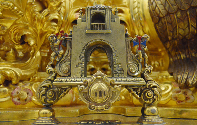 El Arco de la Villa, presente en forma de llamador en el paso del Cristo de los Afligidos