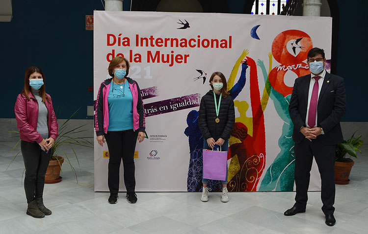 La joven karateca utrerana Lola Matos, un ejemplo para otras adolescentes por sus logros deportivos