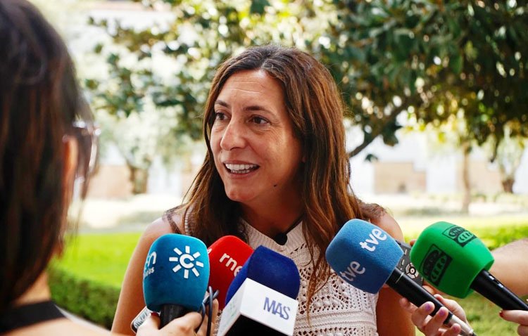 La consejera de Igualdad hace un llamamiento a denunciar los malos tratos tras el asesinato de la joven de Utrera
