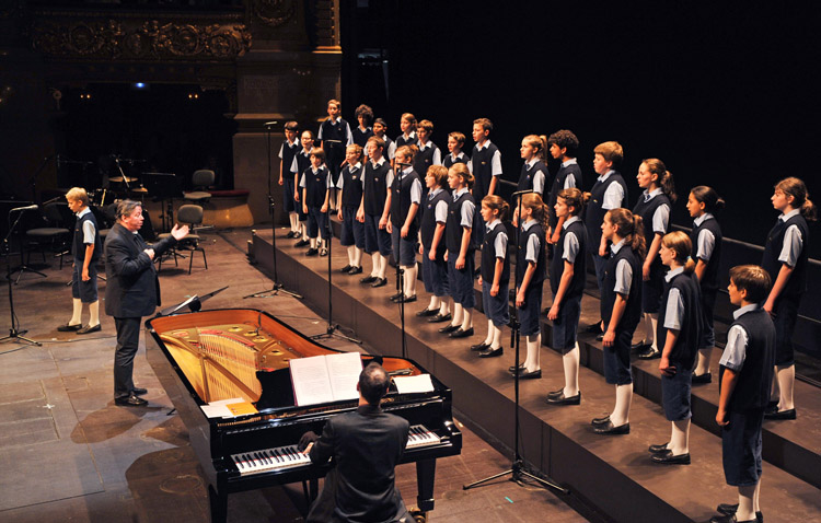 Tributo a las grandes bandas sonoras del cine con un recital de «Los Chicos del Coro» en el teatro