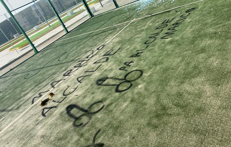 Destrozan las pistas de pádel de Los Molares y las llenan de insultos homófobos contra el alcalde
